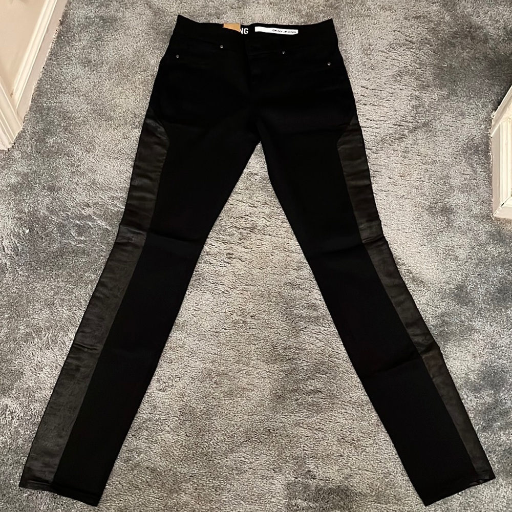 DKNY Mid Rise Jeans Legging details on the side
Size 0
